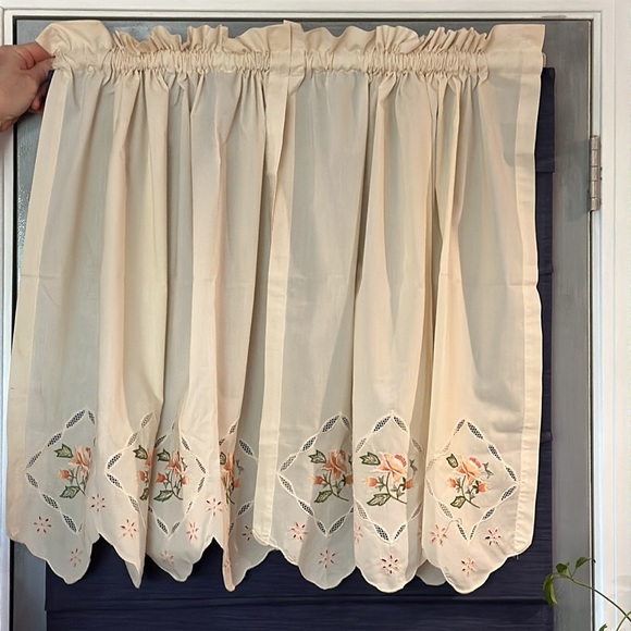 Set of valances and curtains. Cream with peach flowered embroidery pattern - Picture 1 of 7